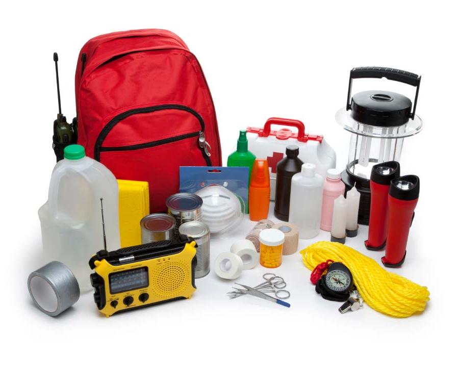 various emergency supplies such as flashlights, 绳子, 指南针, 医疗用品, 广播, 食物, 水, 胶带和背包